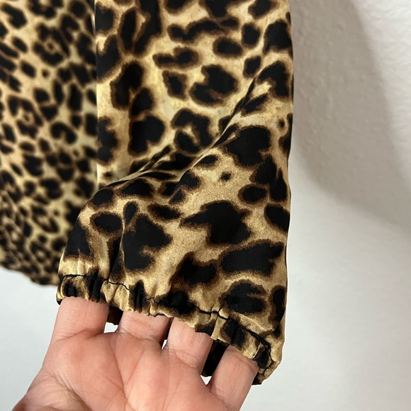 Torrid Leopard Print Georgette Keyhole Blouse Size 00 - Picture 8 of 9